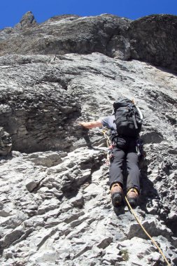 dağcı İsviçre Alpleri'nde Eiger Dağı zirvesine doğru yolda