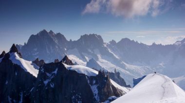 dağ Rehberi ve istemci üzerinde uzun ve dar wxposed kar ridge Chamonix yakınındaki çevreleyen dağ manzarası muhteşem bir manzarası ile