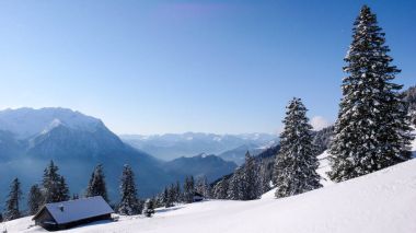 güzel kış dağ manzara bir evi ve orman ve arkasında büyük bir görünümü ile