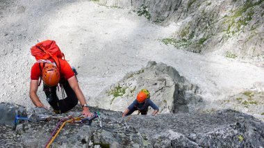 iki erkek kaya dağcılar Güneydoğu İsviçre yüksek Dağ doruklarına içinde rota tırmanma bir granit üzerinde
