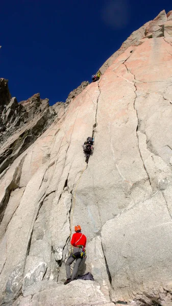 青空の下でフランス語アルプスの壁の垂直な花崗岩で困難なルートの つの岩の登山 — ストック写真