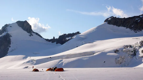 Tábora Sok Sátor Egy Magas Alpesi Gleccser Közelében Chamonix Alpokban — Stock Fotó