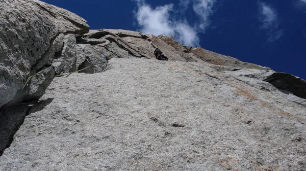 Escalador Roca Macho Una Ruta Granito Empinada Las Montañas Cerca — Foto de Stock