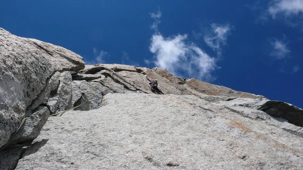 Escalador Masculino Uma Rota Granito Íngreme Nas Montanhas Perto Chamonix — Fotografia de Stock