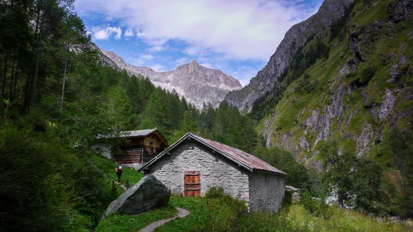 Prachtige Weelderige Vallei Met Oude Huisjes Hoge Alpine Pieken Achter — Stockfoto