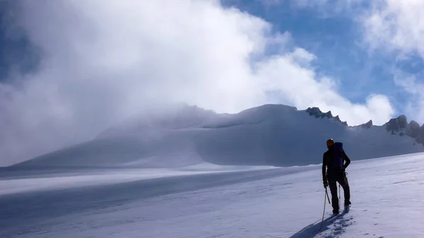 Alpinista Dużych Lodowca Alpach Pięknym Widokiem Nim — Zdjęcie stockowe