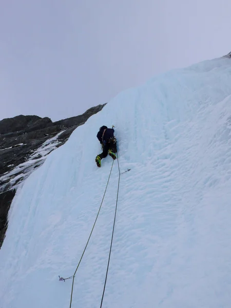 Male Ice Climber Steep Waterfall Swiss Alps — Stock Photo, Image