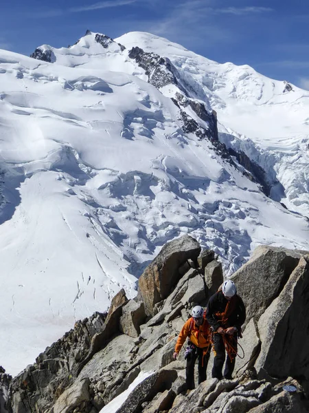 Guía Montaña Cliente Masculino Una Cresta Rocosa Que Dirige Hacia — Foto de Stock