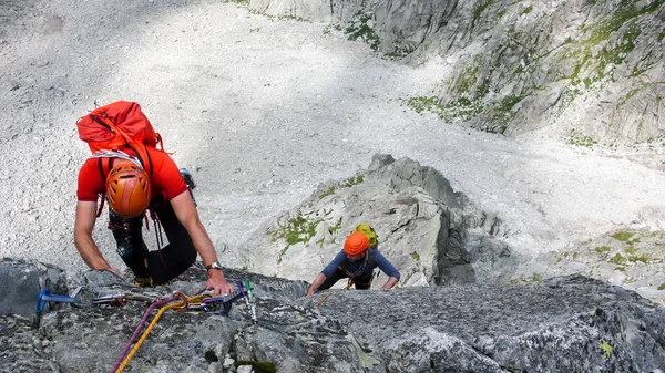 Zwei Männliche Bergsteiger Auf Einer Granitkletterroute Den Hochalpinen Gipfeln Der — Stockfoto