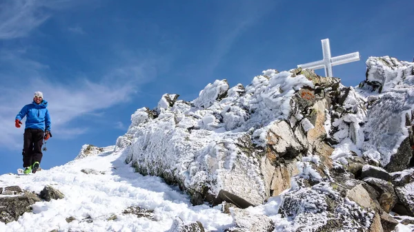 Férfi Backcountry Síelő Jön Csúcs Kereszt Egy Magas Alpesi Csúcs — Stock Fotó