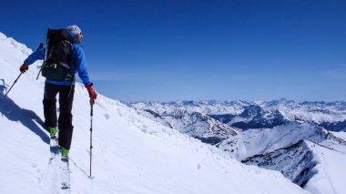 Kışın kayak tur İsviçre Alpleri backcountry bir kar Yamaç yukarı devam erkek backcountry kayakçı