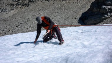 bir buzulun üzerinde bir erkek dağ Kılavuzu yarık kurtarma için bir makara sistemi