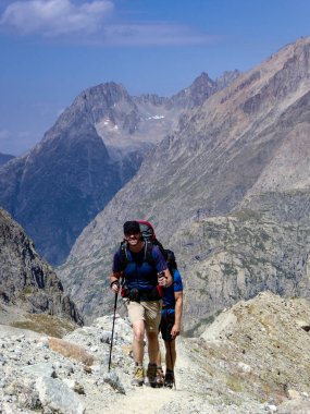 iz içinde Barre des Ecrins Milli Parkı büyük bir sırt çantası taşıyan Fransız Alpleri'nde dağcılık yürüyüşleri boyunca bir tozlu için yüksek Alp Merkez kampına yolda erkek atletik fiyatı hiking