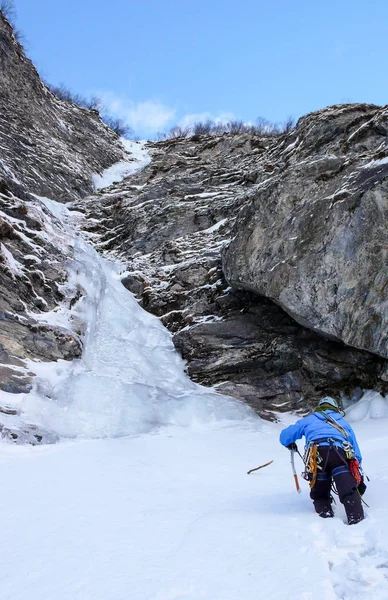 Escalador Gelo Macho Aproxima Uma Cachoeira Longa Íngreme Couloir Congelado — Fotografia de Stock