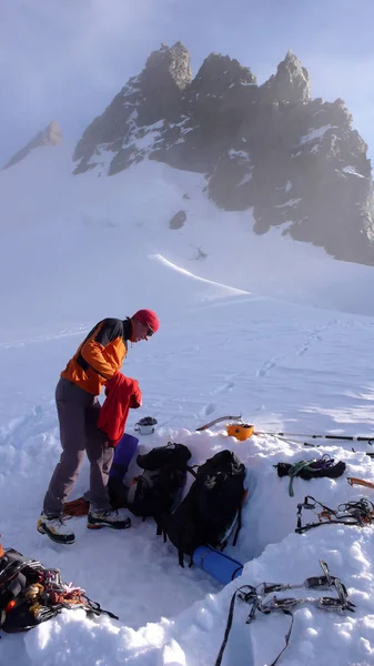 Montañista Preparándose Para Una Fría Noche Snowhole Glaciar Los Alpes — Foto de Stock