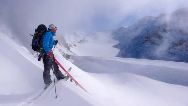 Masculino Backcountry Esquiador Faz Uma Pausa Seu Caminho Para Cume — Fotografia de Stock
