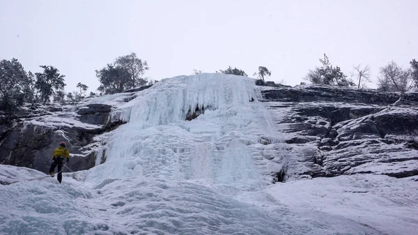 Guia Montanha Masculino Rapel Fora Uma Cachoeira Íngreme Congelado Depois — Fotografia de Stock