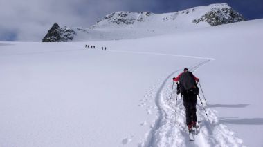 bir tur Avusturya Alpleri'nde ve zirveye doğru yola yeni parça koyarak iki backcountry kayakçı