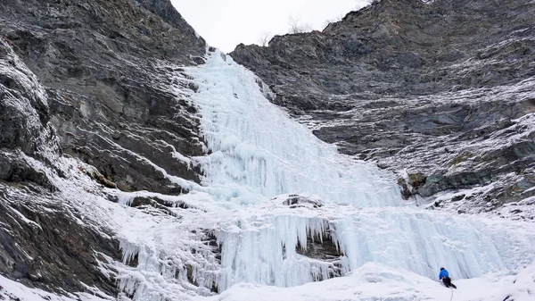 Escalador Gelo Macho Fica Parede Uma Longa Íngreme Cachoeira Nos — Fotografia de Stock