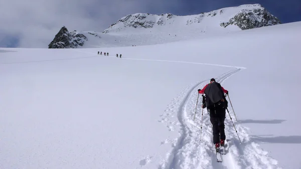 Dos Esquiadores Backcountry Recorrido Por Los Alpes Austríacos Poniendo Nuevas — Foto de Stock