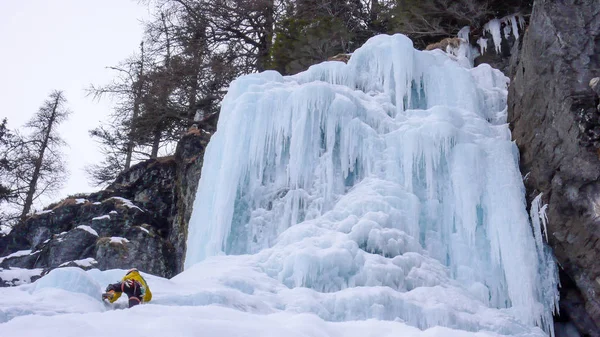 Guia Montanha Masculino Escalando Uma Cachoeira Íngreme Congelada Dia Frio — Fotografia de Stock