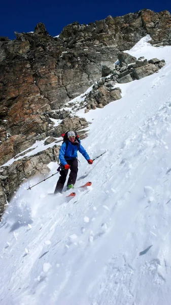 Esquiador Extremo Masculino Esquiando Couloir Muito Íngreme Inverno Profundo Nos — Fotografia de Stock