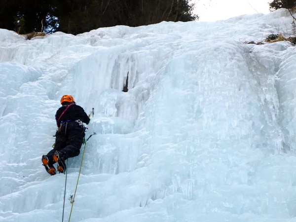 Männlicher Bergführer Führt Eisklettern Einem Gefrorenen Wasserfall Tiefen Winter Den — Stockfoto