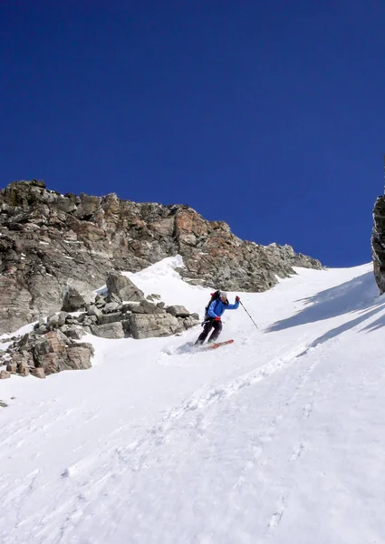 Esquiador Extremo Masculino Esquiando Couloir Muito Íngreme Inverno Profundo Nos — Fotografia de Stock