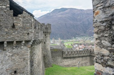 Eski kale ve kale Alp Bellinzona şehir Ticino'deki/daki oteller
