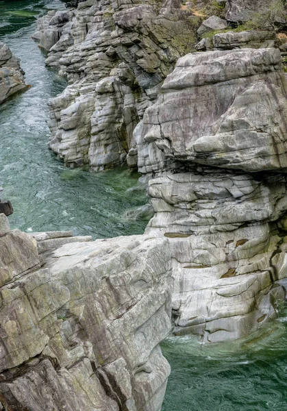 Fantasztikus Kilátással Hegyi Folyó Carving Ist Végig Vad Sziklás Gorge — Stock Fotó