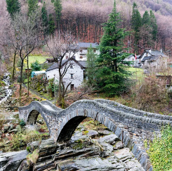 スイス アルプスの Lavertezzo の村の近くの つのアーチを持つ古いローマの石造り橋のビュー — ストック写真