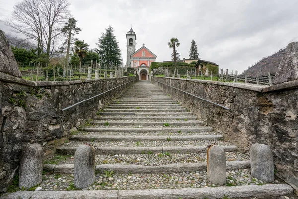 Lange Trap Leidt Tot Een Oude Rose Gekleurd Kerk Onder — Stockfoto