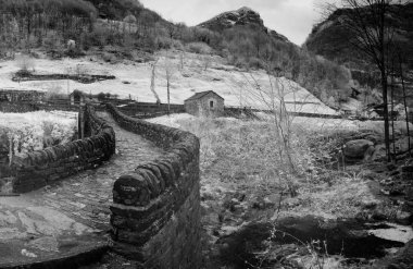 Roma tarihi taş köprü görünümünü kadar siyah ve beyaz yakın zamanlarda bir tenha dağ Vadisi