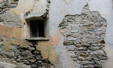 hasarlı evin duvar ve cephe yenileme korkunç ihtiyacı