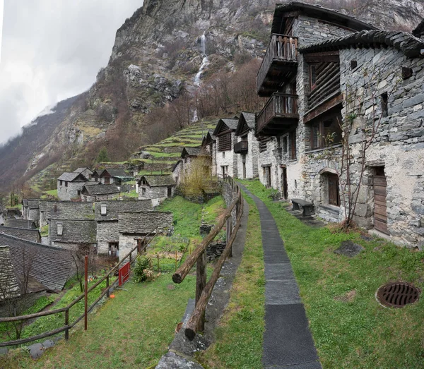 传统的高山村庄与许多小木和石头房子和山瀑布背景 — 图库照片