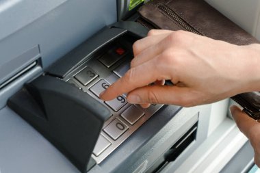 el güvenli PIN kodu yakından ve detaylı bir nakit nokta ya da Atm girme