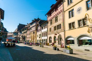 Şehir Meydanı, leke Am Rhein tipik mimarisi ve bir güzel ve meşgul bahar gününde boyama açık havada