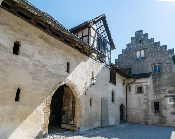 老修道院和修道院的详细的看法在田园诗般的瑞士村庄斯坦被大黄酸 — 图库照片