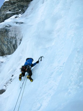 İsviçre Davos yakınındaki Sertig Vadisi'nde tırmanma buz