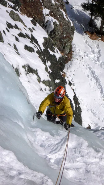 Guia Montanha Masculino Escalando Uma Cachoeira Íngreme Congelada Dia Frio — Fotografia de Stock