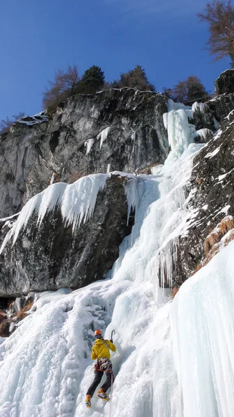 Guia Montanha Masculino Escalando Uma Cachoeira Íngreme Congelada Dia Frio — Fotografia de Stock