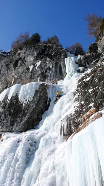 Guia Montanha Masculino Escalando Uma Cachoeira Íngreme Congelada Dia Frio — Fotografia de Stock