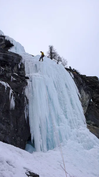 Guia Montanha Masculino Rapel Fora Uma Cachoeira Íngreme Congelado Dia — Fotografia de Stock
