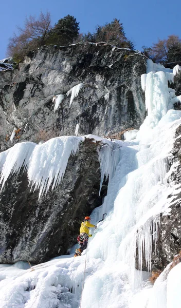 Mannelijke Berggids Klimmen Een Steile Bevroren Waterval Een Koude Winterdag — Stockfoto