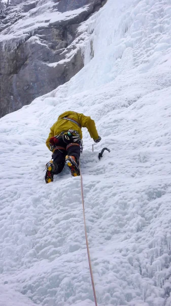 Guía Montaña Masculino Escalando Una Empinada Cascada Congelada Frío Día —  Fotos de Stock