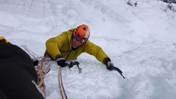 Guía Montaña Masculino Escalando Una Empinada Cascada Congelada Frío Día —  Fotos de Stock