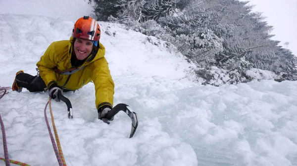 Guia Montanha Masculino Escalando Uma Cachoeira Íngreme Congelada Dia Frio — Fotografia de Stock