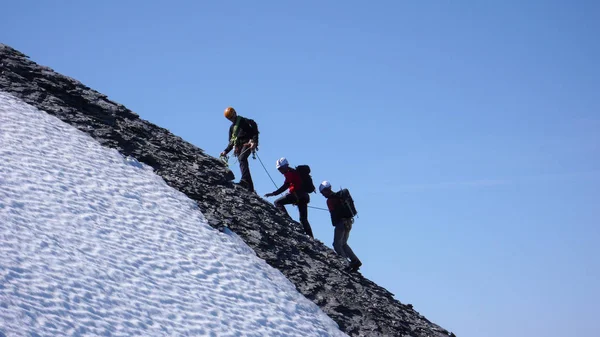 Guía Montaña Que Lleva Dos Clientes Masculinos Una Cresta Rocosa —  Fotos de Stock