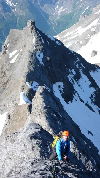 Mountain Climber Steep Exposed Rock Ridge His Way High Peak — Stock Photo, Image