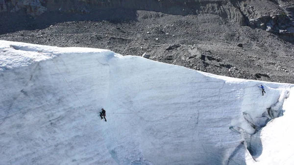 Dos Candidatos Guía Montaña Entrenando Habilidades Hacha Hielo Cuerda Glaciar —  Fotos de Stock